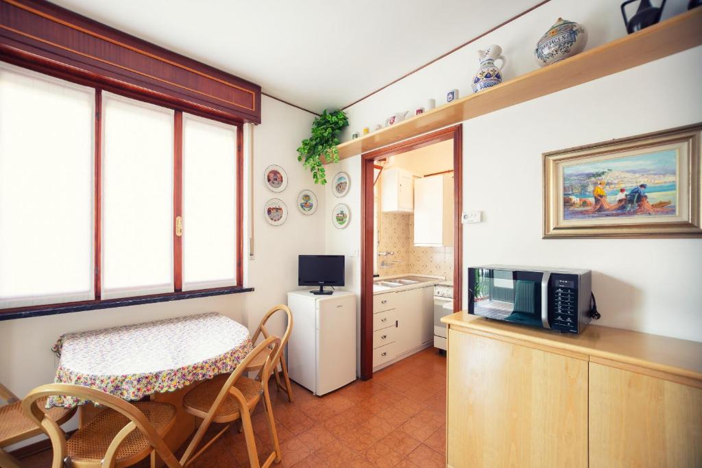 A kitchen or kitchenette at A due passi dal mare by Wonderful Italy