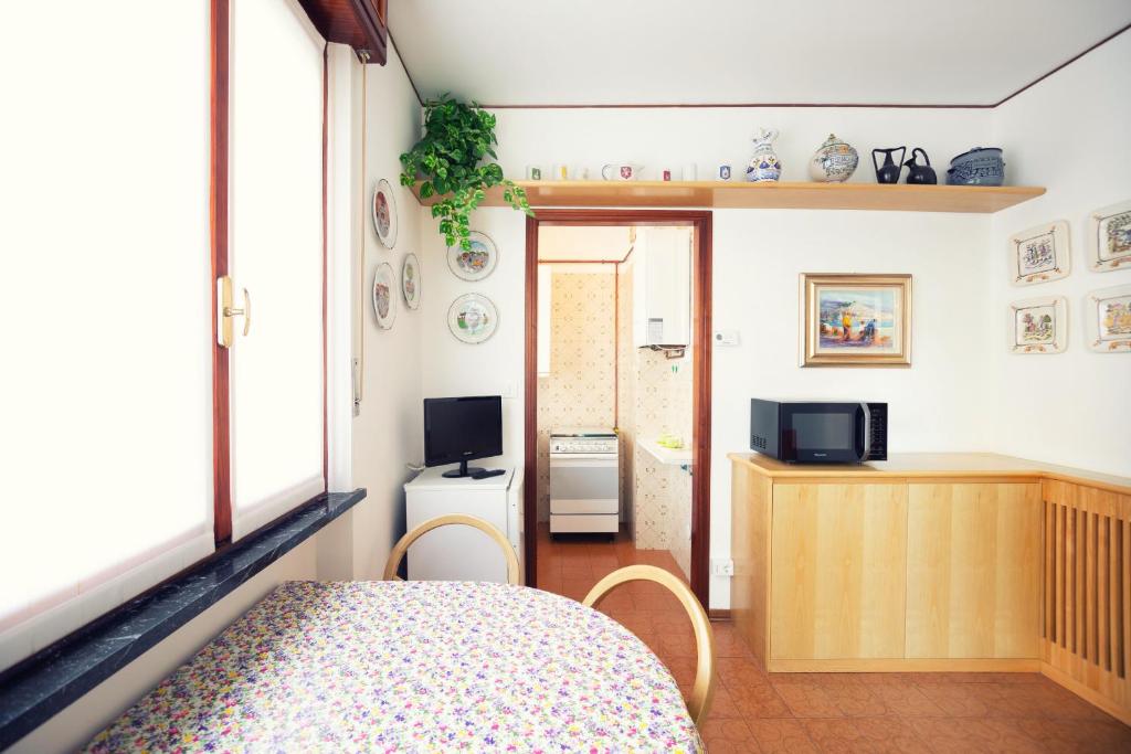 A television and/or entertainment centre at A due passi dal mare by Wonderful Italy
