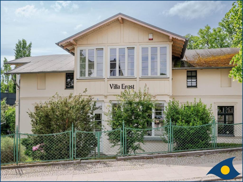 Un edificio con un cartel que dice muelle en Villa Ernst Whg 08, en Ahlbeck