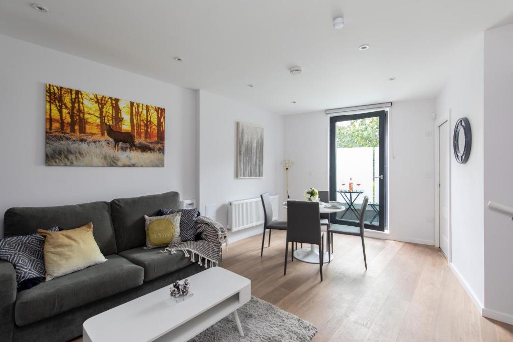 un soggiorno con divano e tavolo di homely - Central London Camden Town Apartments a Londra