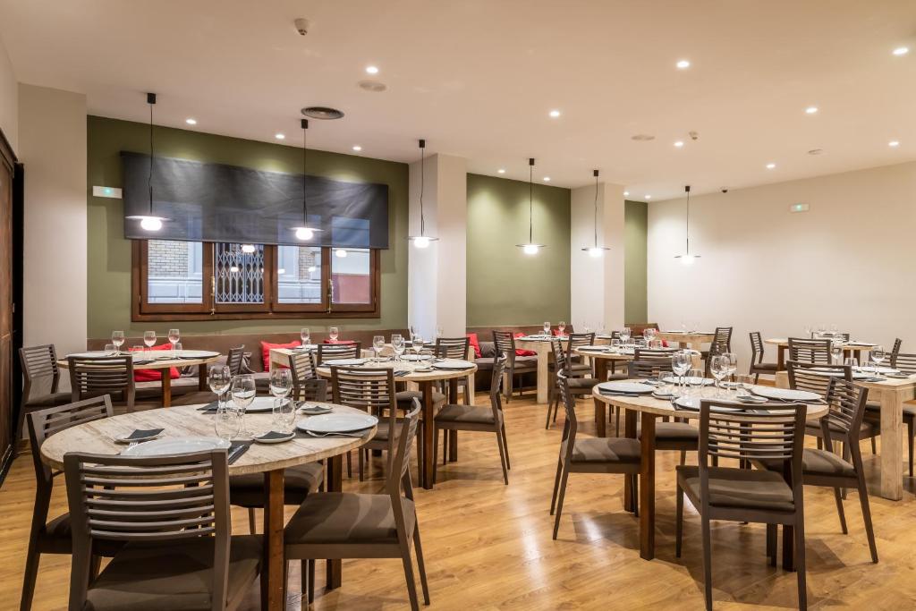 Restaurace v ubytování Hotel Don Jaime 54