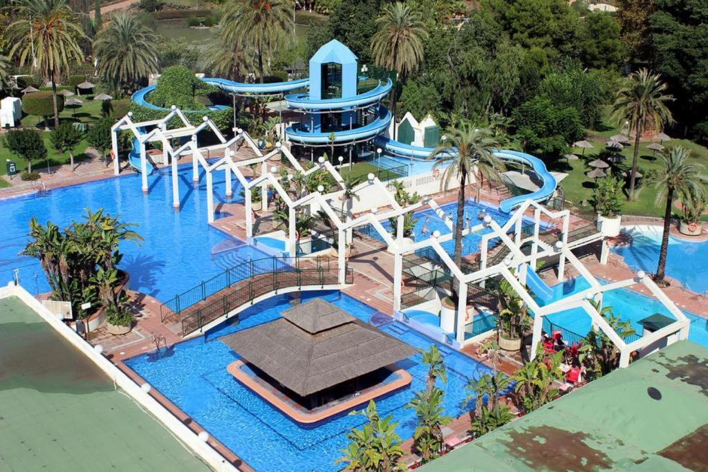 een luchtzicht op een waterpark met een waterglijbaan bij VIVE BENALMÁDENA Apartamento BENAL BEACH 510 Vistas al mar, PARQUE ACUÁTICO in Benalmádena
