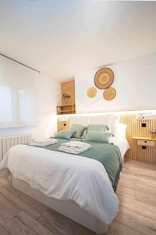 A bed or beds in a room at Palomar de Corrida Atico con terraza By Silastur