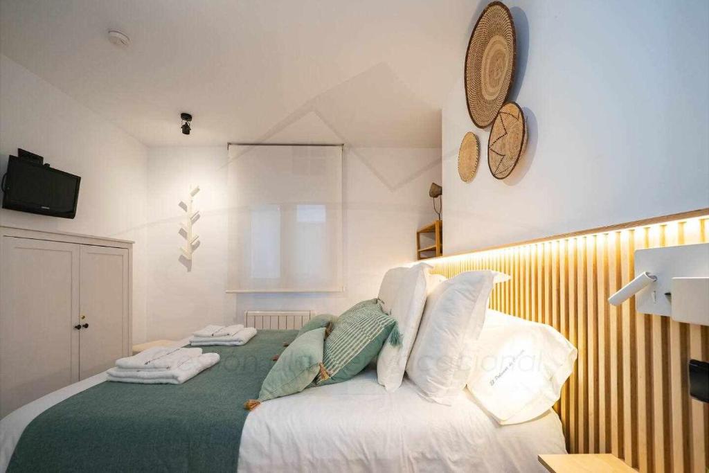 A bed or beds in a room at Palomar de Corrida Atico con terraza By Silastur