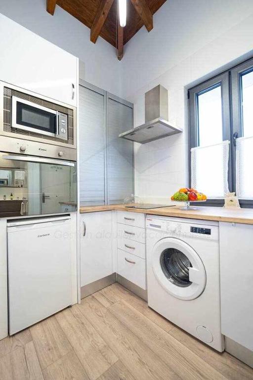 A kitchen or kitchenette at Palomar de Corrida Atico con terraza By Silastur