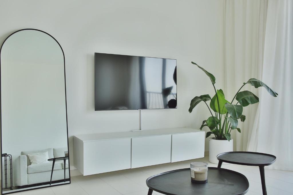 TV a/nebo společenská místnost v ubytování Dubai Hills - Stylish One Bedroom Apartment