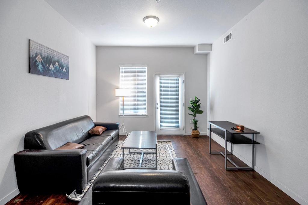 A seating area at Private 3Bdrm Apartment Convenient to All