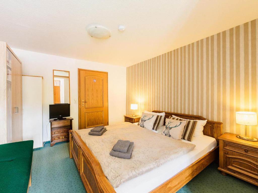 ein Schlafzimmer mit einem Bett mit zwei Handtüchern darauf in der Unterkunft Haus Sabine - Familienzimmer 1 in Braunlage