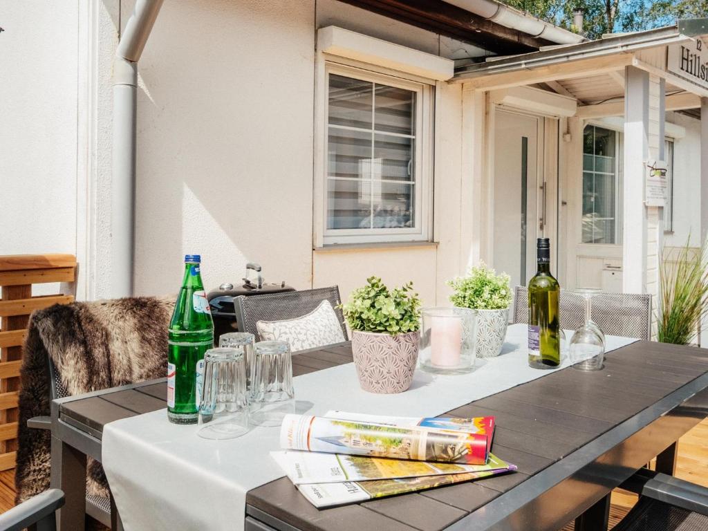 einen Tisch auf einer Terrasse mit zwei Flaschen Wein in der Unterkunft Hillside Braunlage in Braunlage