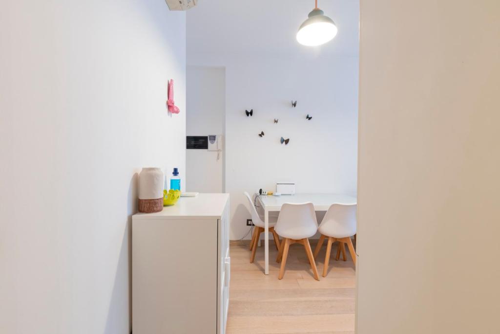Kuchyňa alebo kuchynka v ubytovaní [Luxury apartment near Bocconi] Zamenhof 7