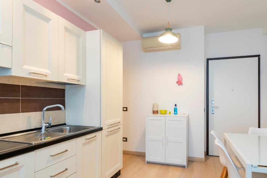 Kuchyňa alebo kuchynka v ubytovaní [Luxury apartment near Bocconi] Zamenhof 7