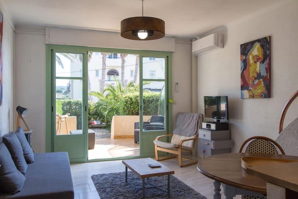 Televízia a/alebo spoločenská miestnosť v ubytovaní Superbe duplex en bord de mer