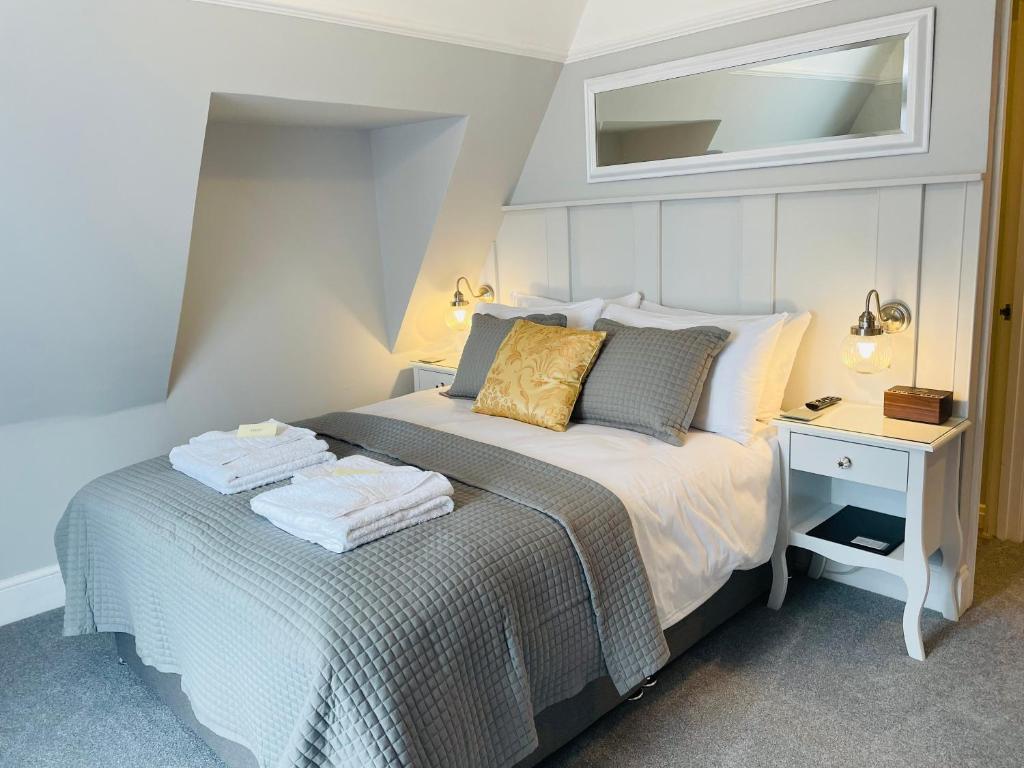 una camera da letto con un letto con uno specchio sul muro di The Limes a Swanage