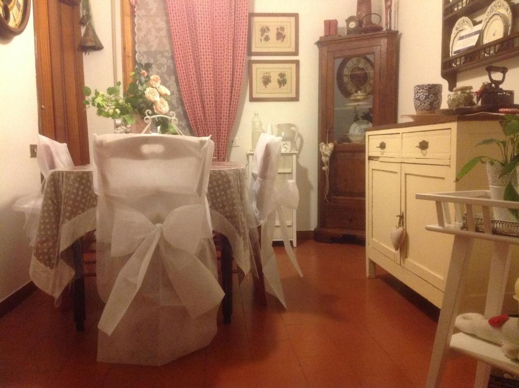 una camera con tavolo e velo su una sedia di Cisanello House a Pisa