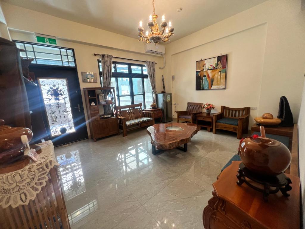 uma ampla sala de estar com um lustre e uma sala de estar em Toon Bud Homestay em Yuli
