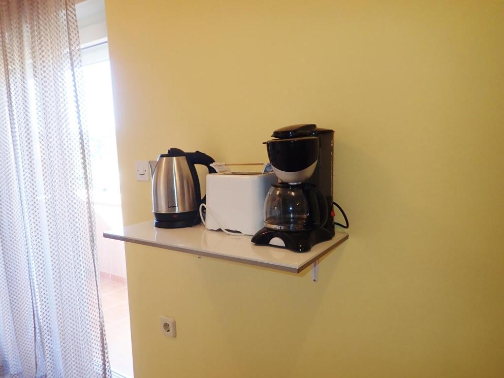 Příslušenství pro přípravu čaje a kávy v ubytování Apartment Putnik