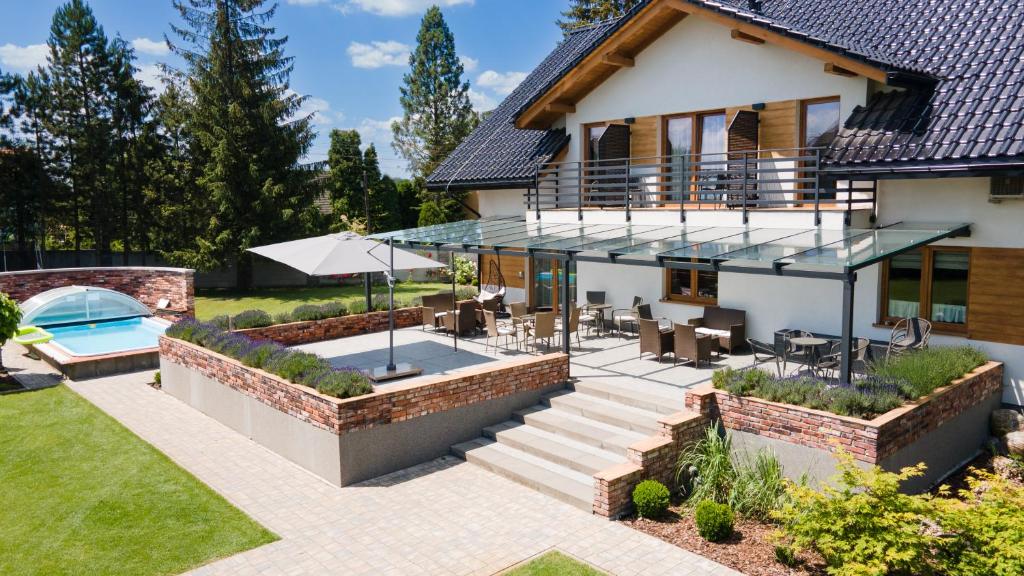 Bazén v ubytovaní Villa Natura Zator Przeciszów alebo v jeho blízkosti
