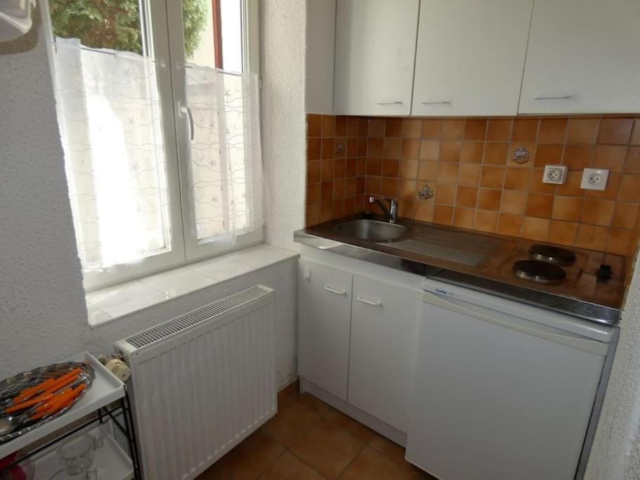 Kuchyňa alebo kuchynka v ubytovaní Appartement calme dans quartier résidentiel.