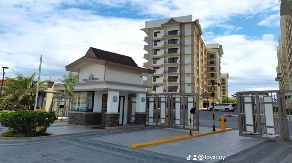 un bâtiment au coin d'une rue dans l'établissement Joey' Condo Place, à Manille