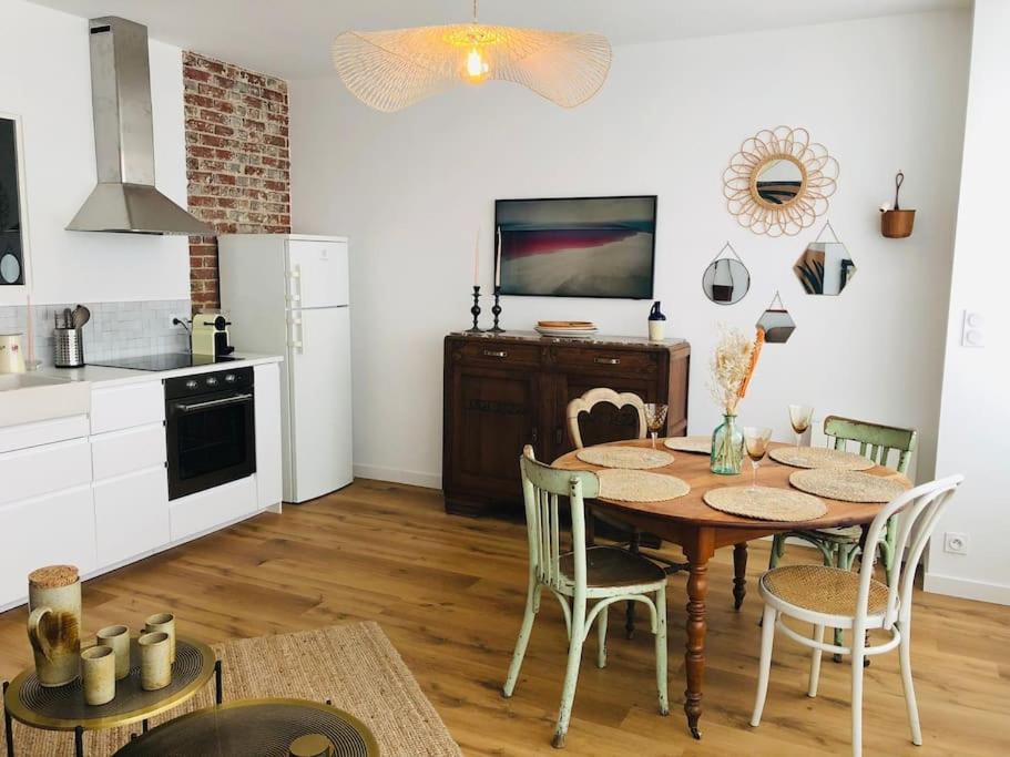 une cuisine et une salle à manger avec une table et des chaises dans l'établissement Bienvenue à la Galerie des Sablons, à Saint-Malo