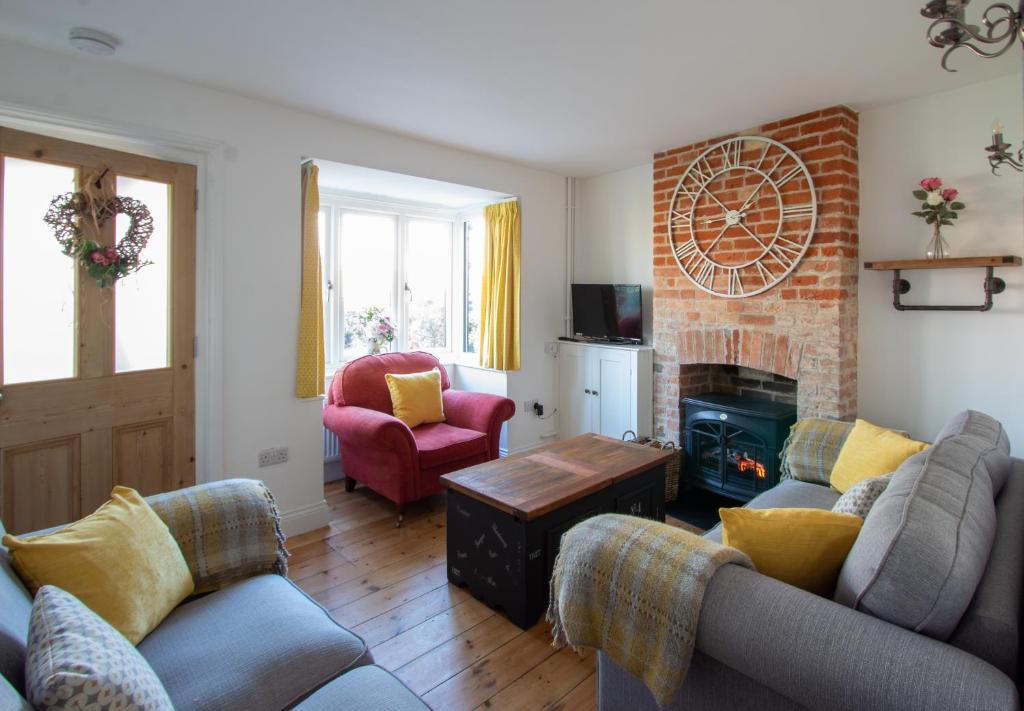Stylish Town Centre House with Garden and Parking Opposite 5