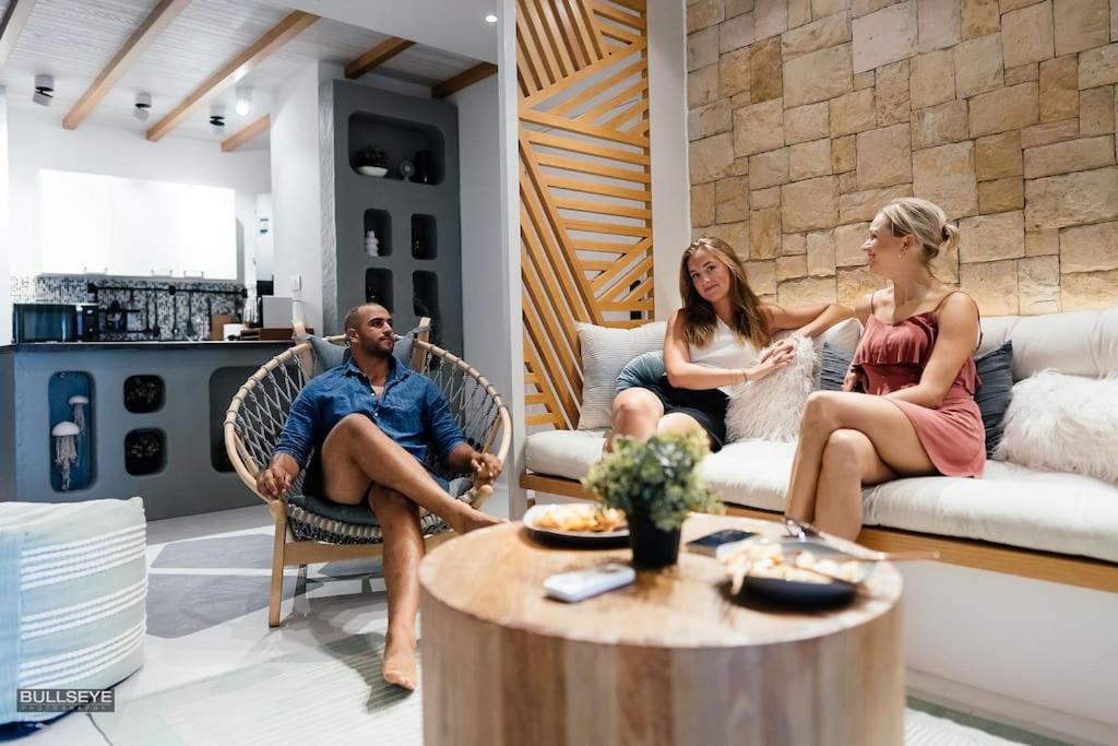 Un grupo de personas sentadas en una sala de estar en El Gouna La Siesta Apartment, en El Gouna