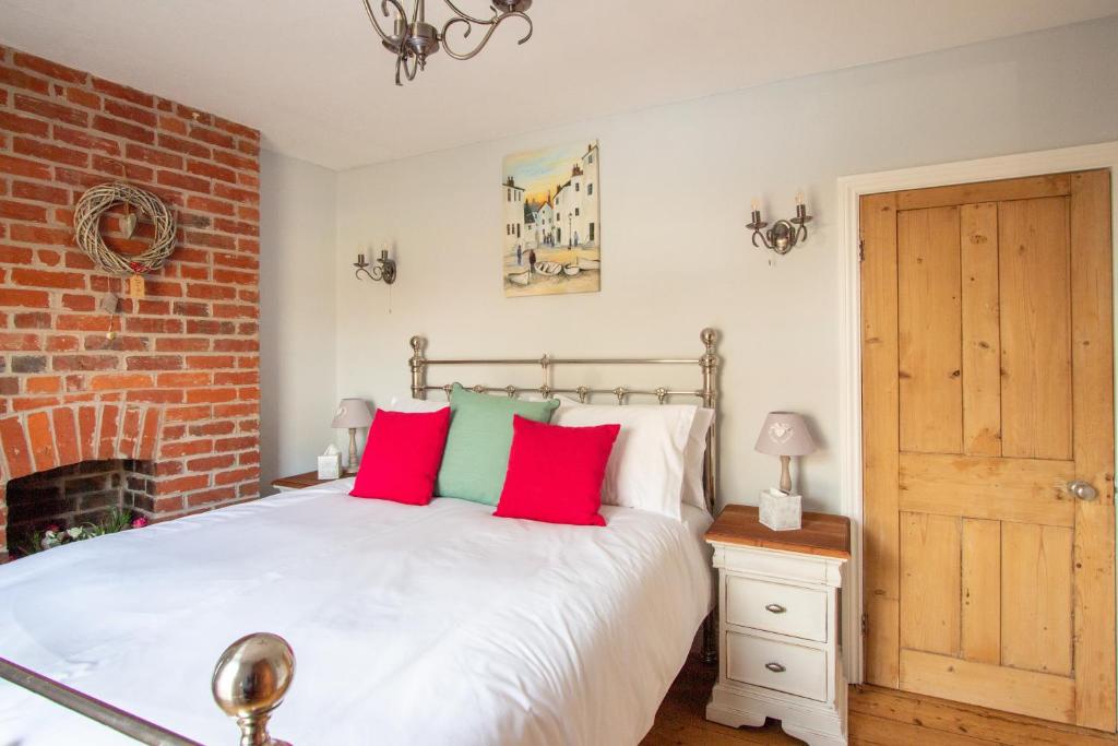 Stylish Town Centre House with Garden and Parking Opposite 7