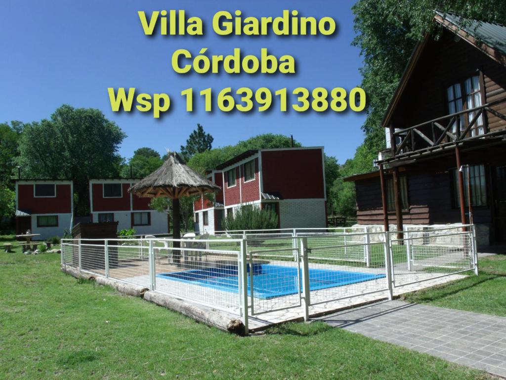 une clôture autour d'une piscine dans une villa clarina colombia dans l'établissement Del Carmen, à Villa Giardino