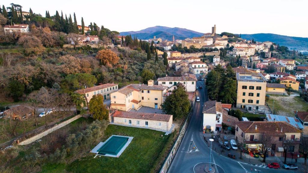 an aerial view of a town with a road and buildings at Villa Paglicci Reattelli Agriturismo in Castiglion Fiorentino