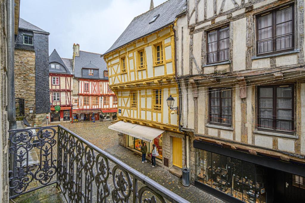 widok z balkonu ulicy z budynkami w obiekcie Le Patio - Bel Appartement de caractère hypercentre de Vannes w mieście Vannes