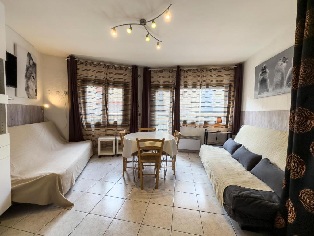 uma sala de estar com um sofá e uma mesa em Apartamentos Varios Nievesol Avda. Encamp em Pas de la Casa