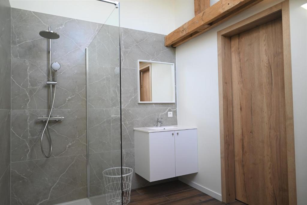 W łazience znajduje się prysznic, umywalka i lustro. w obiekcie De Sint-Antoniushoeve w mieście Zonnebeke
