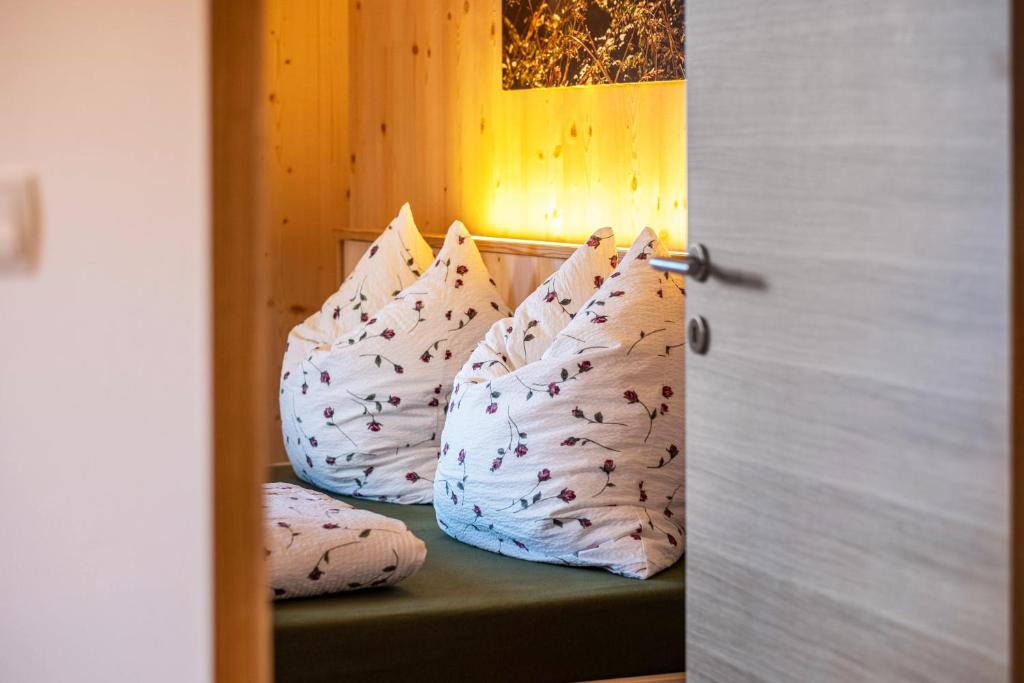 Postel nebo postele na pokoji v ubytování Mittnackerhof Apartment Kamille