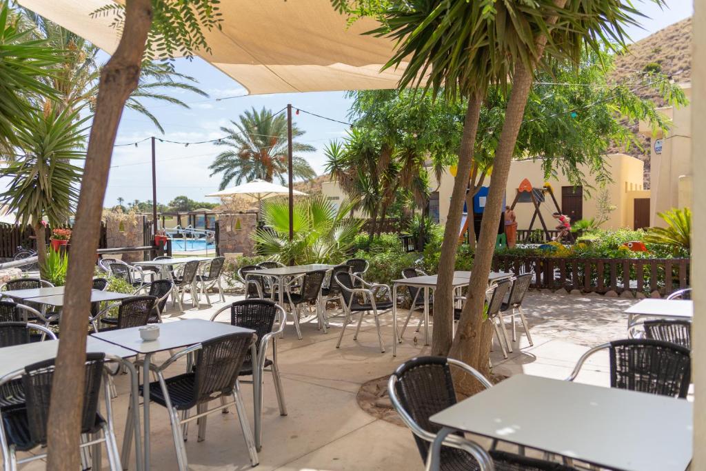 Restaurace v ubytování Complejo Turístico Los Escullos San Jose