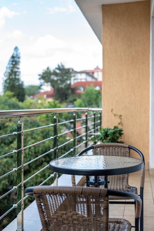 Rõdu või terrass majutusasutuses Lenana Suites