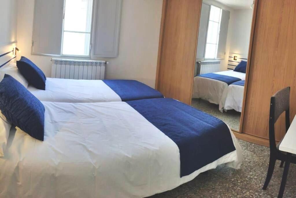 A bed or beds in a room at Casa Carmiña: Casa para pequeños grupos en el corazón de Galicia
