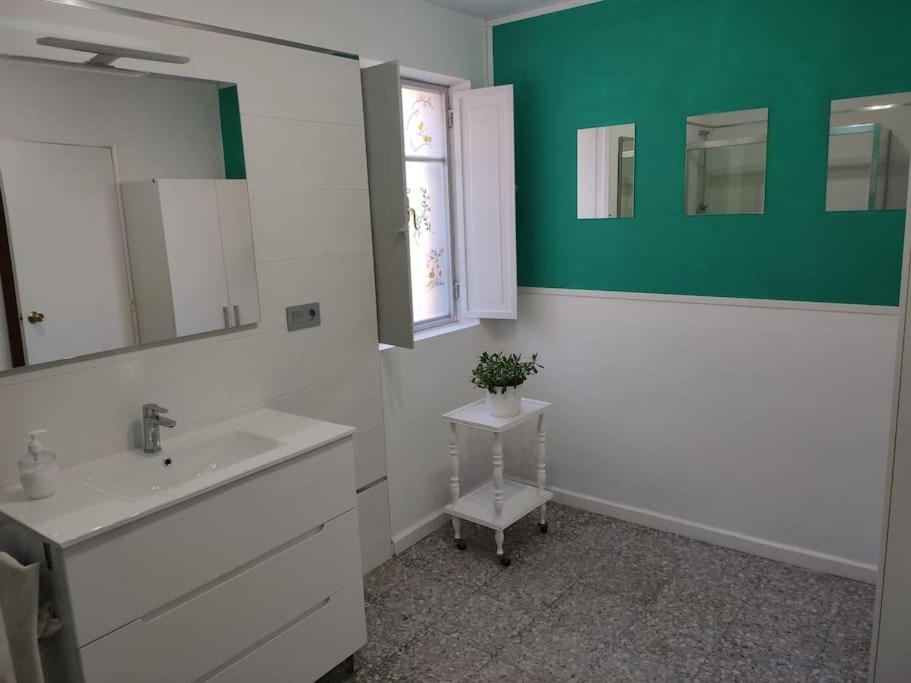 A bathroom at Casa Carmiña: Casa para pequeños grupos en el corazón de Galicia