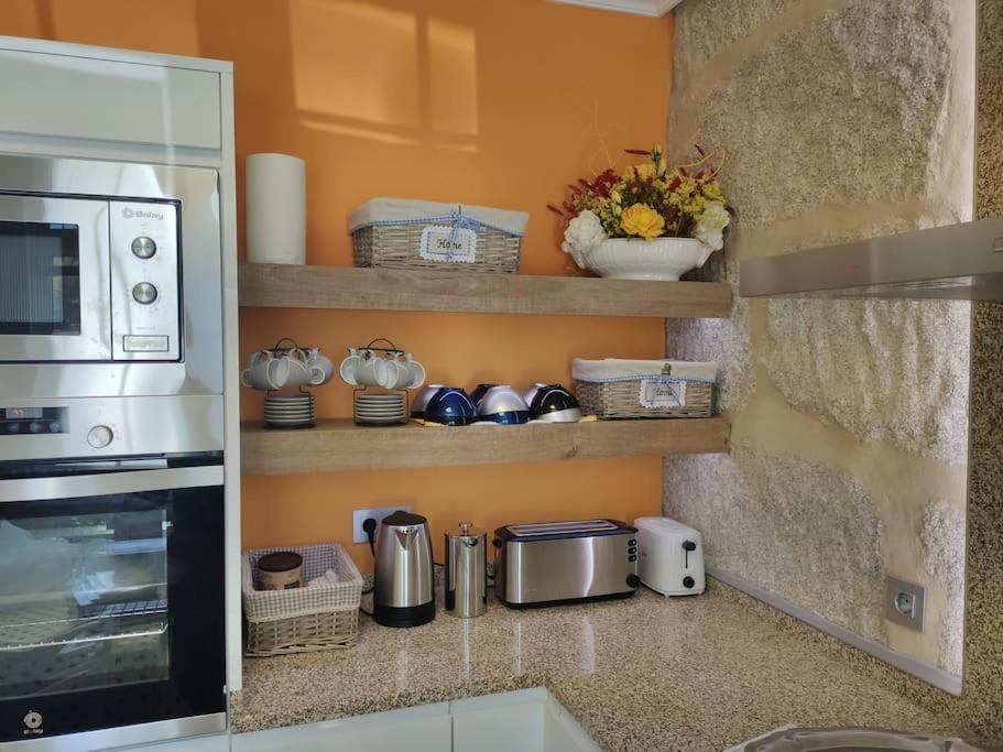 A kitchen or kitchenette at Casa Carmiña: Casa para pequeños grupos en el corazón de Galicia