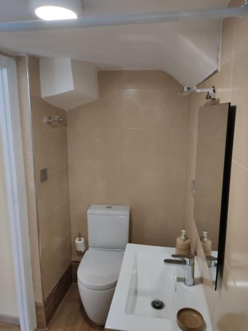 A bathroom at Casa Carmiña: Casa para pequeños grupos en el corazón de Galicia