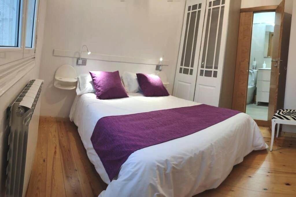 A bed or beds in a room at Casa Carmiña: Casa para pequeños grupos en el corazón de Galicia