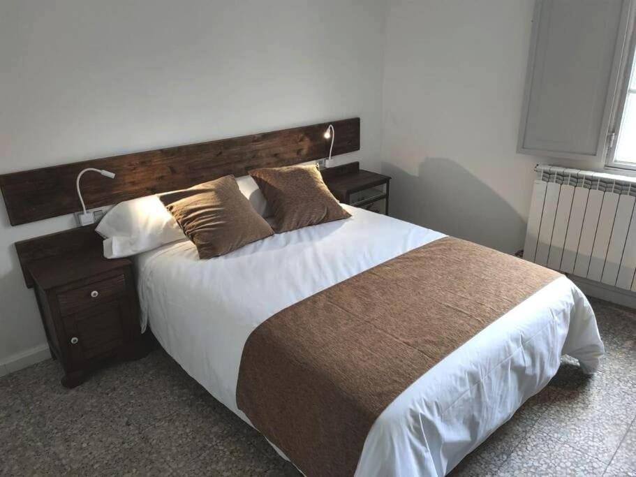 A bed or beds in a room at Casa Carmiña: Casa para pequeños grupos en el corazón de Galicia