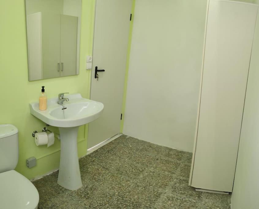 A bathroom at Casa Carmiña: Casa para pequeños grupos en el corazón de Galicia