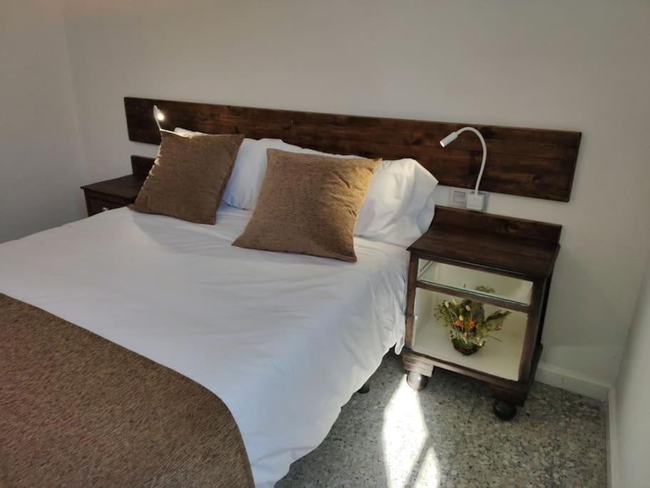 A bed or beds in a room at Casa Carmiña: Casa para pequeños grupos en el corazón de Galicia