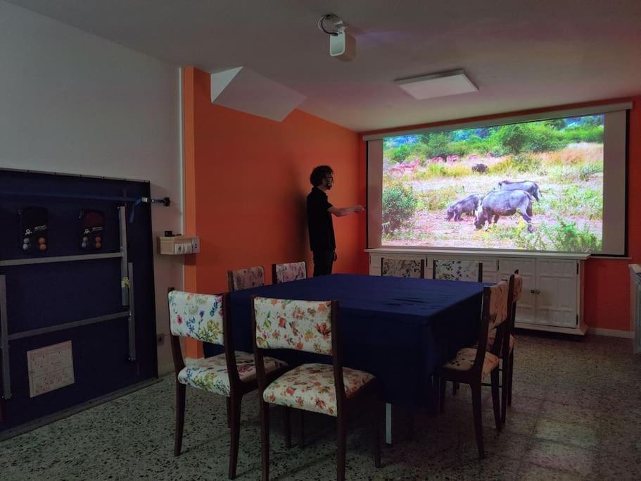 A television and/or entertainment centre at Casa Carmiña: Casa para pequeños grupos en el corazón de Galicia