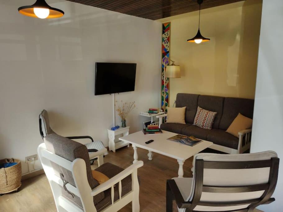 A television and/or entertainment centre at Casa Carmiña: Casa para pequeños grupos en el corazón de Galicia