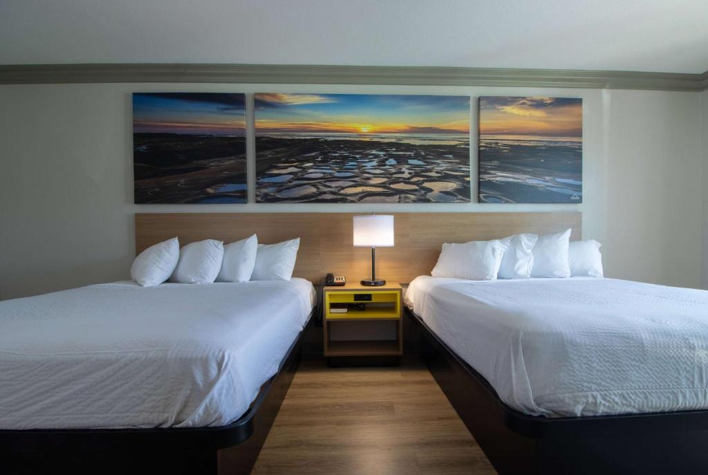 Postel nebo postele na pokoji v ubytování Days Inn by Wyndham Carlsbad
