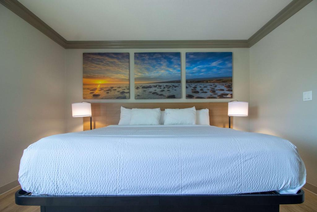 Postel nebo postele na pokoji v ubytování Days Inn by Wyndham Carlsbad
