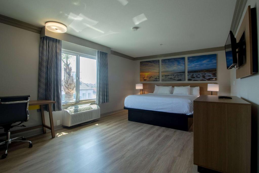 Postel nebo postele na pokoji v ubytování Days Inn by Wyndham Carlsbad