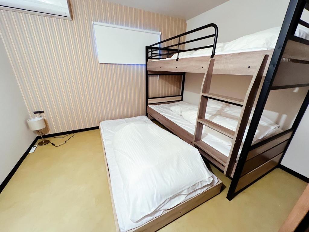 Postel nebo postele na pokoji v ubytování KIIIYA cafe&hostel