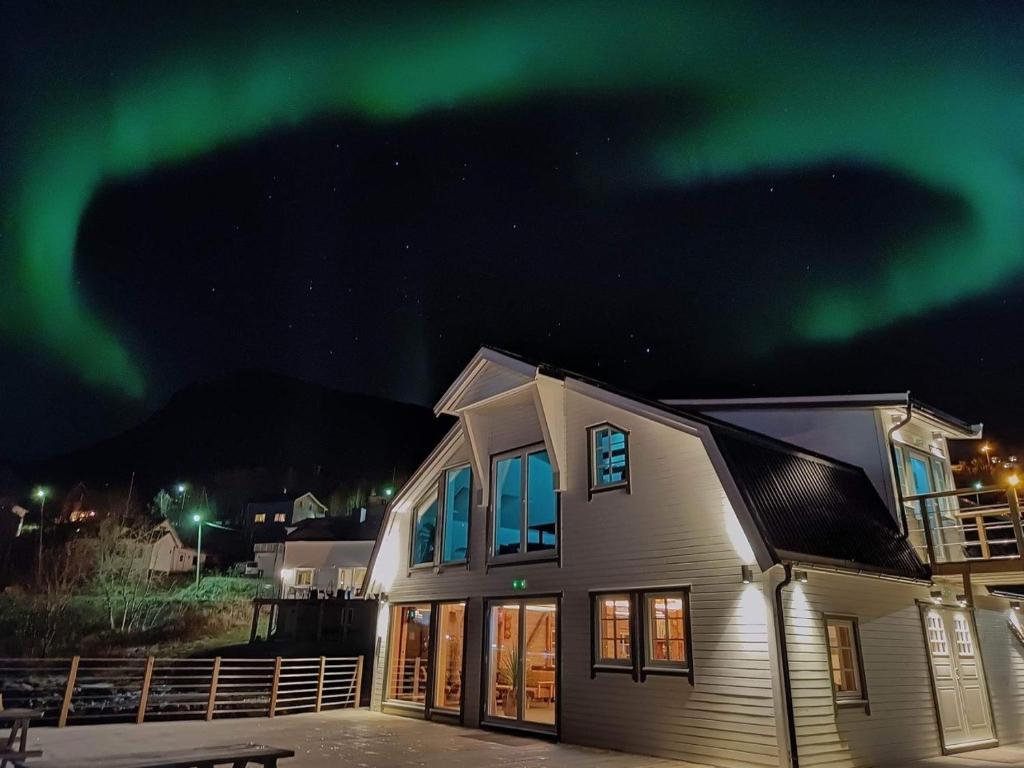 a house with the aurora in the sky at Torsken Brygge in Torsken